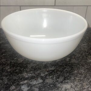10” 404 Classic White Pyrex nesting Ceramic Bowl. In like new condition. 1950’s